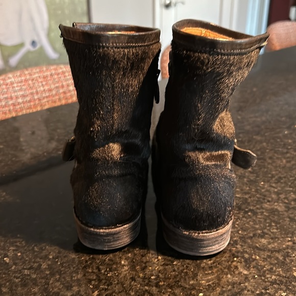 Black pony fur with buckle and inside 1/2 zip boots! - Picture 2 of 6